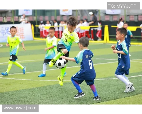 日本足球明星穿着西服的时尚风采与魅力展示 日本足球明星穿着西服的时尚风采与魅力展示