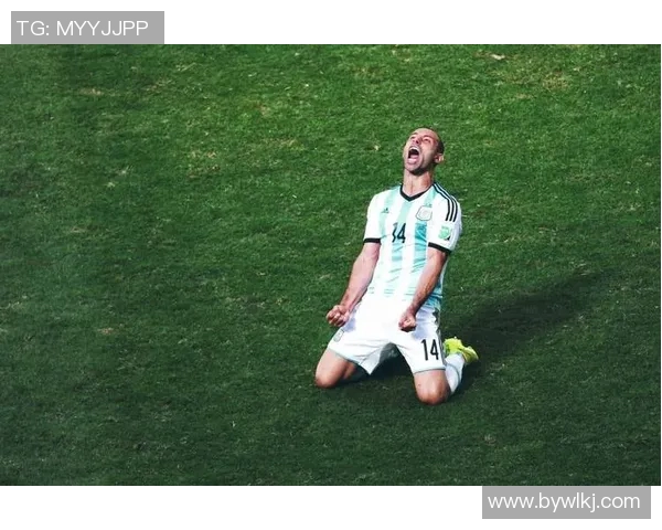 足球明星背影高清壁纸展现运动魅力与激情瞬间的完美结合 足球明星背影高清壁纸展现运动魅力与激情瞬间的完美结合